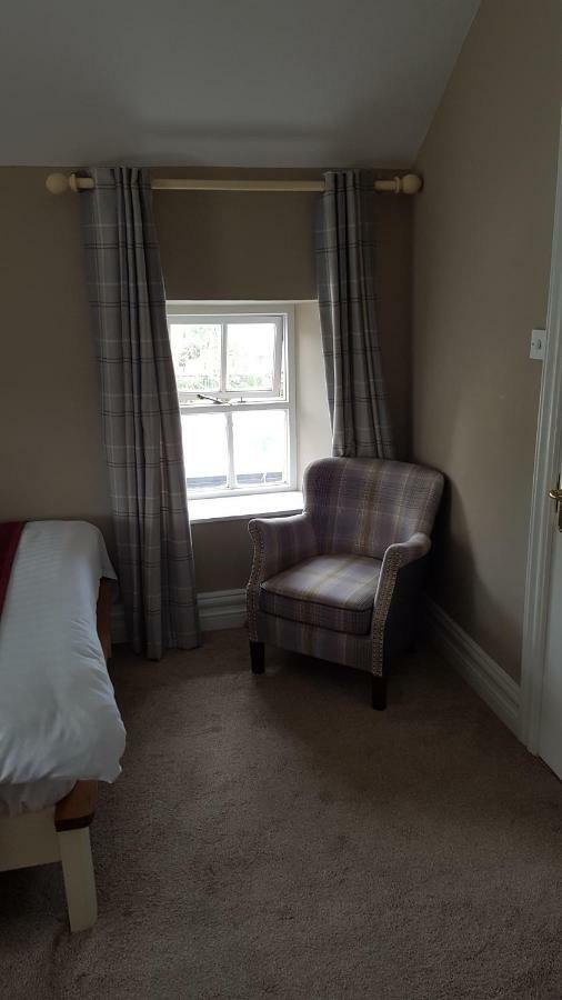 The Bounty Bar Guesthouse Трим Екстериор снимка