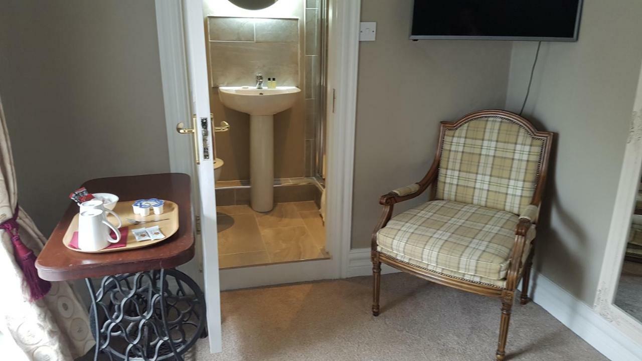 The Bounty Bar Guesthouse Трим Екстериор снимка