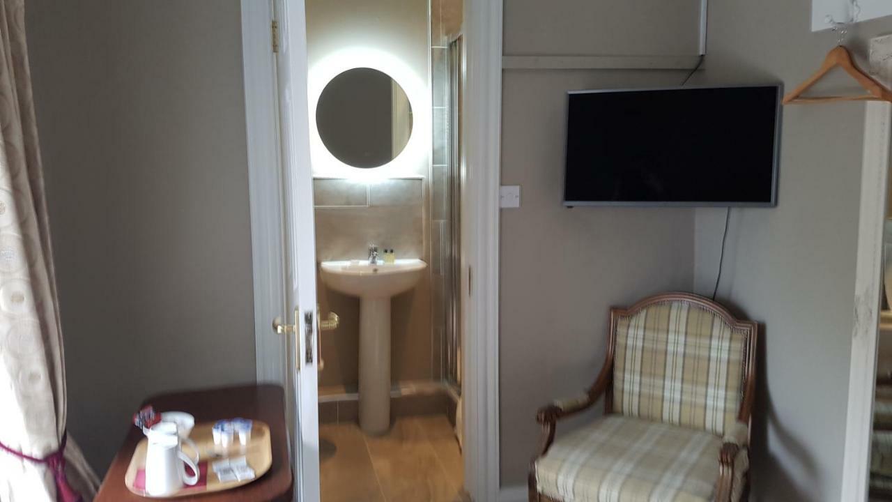 The Bounty Bar Guesthouse Трим Екстериор снимка