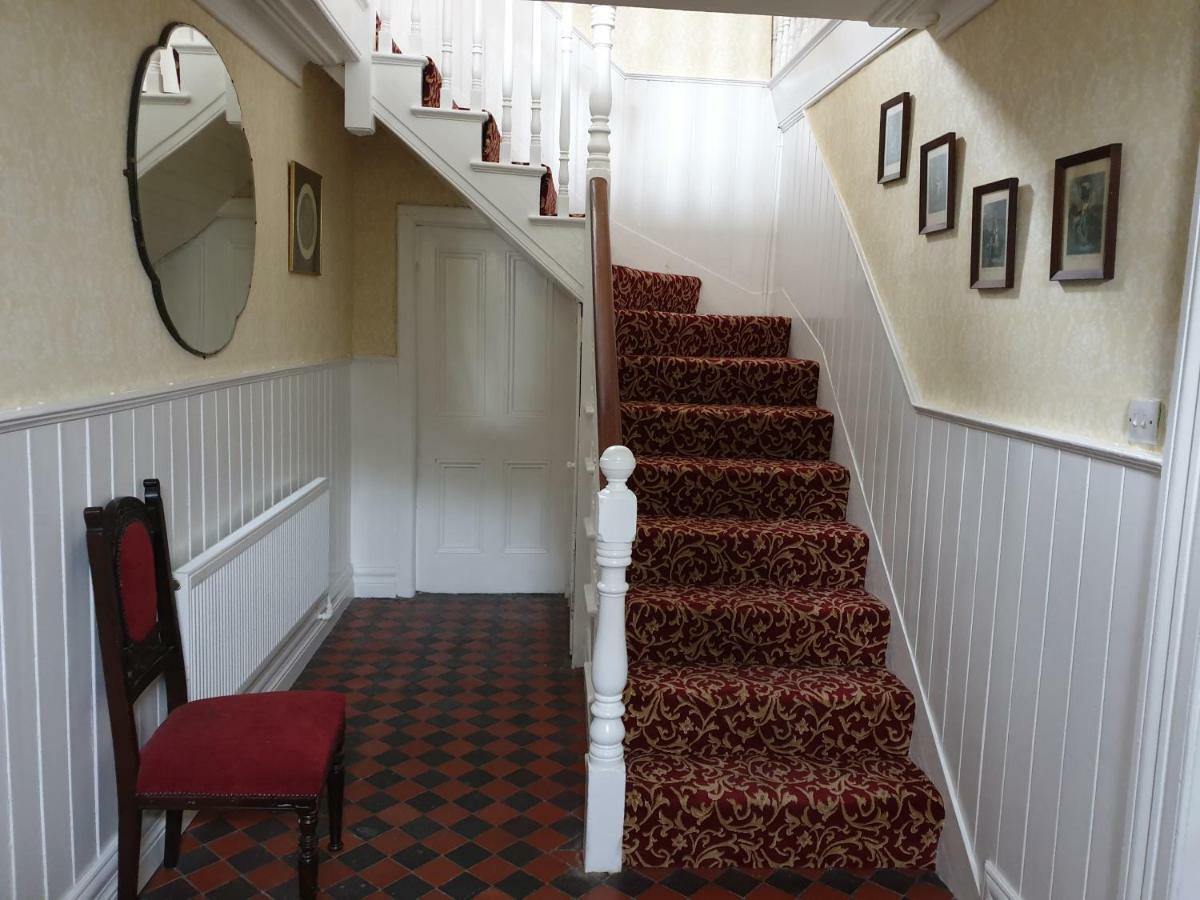 The Bounty Bar Guesthouse Трим Екстериор снимка