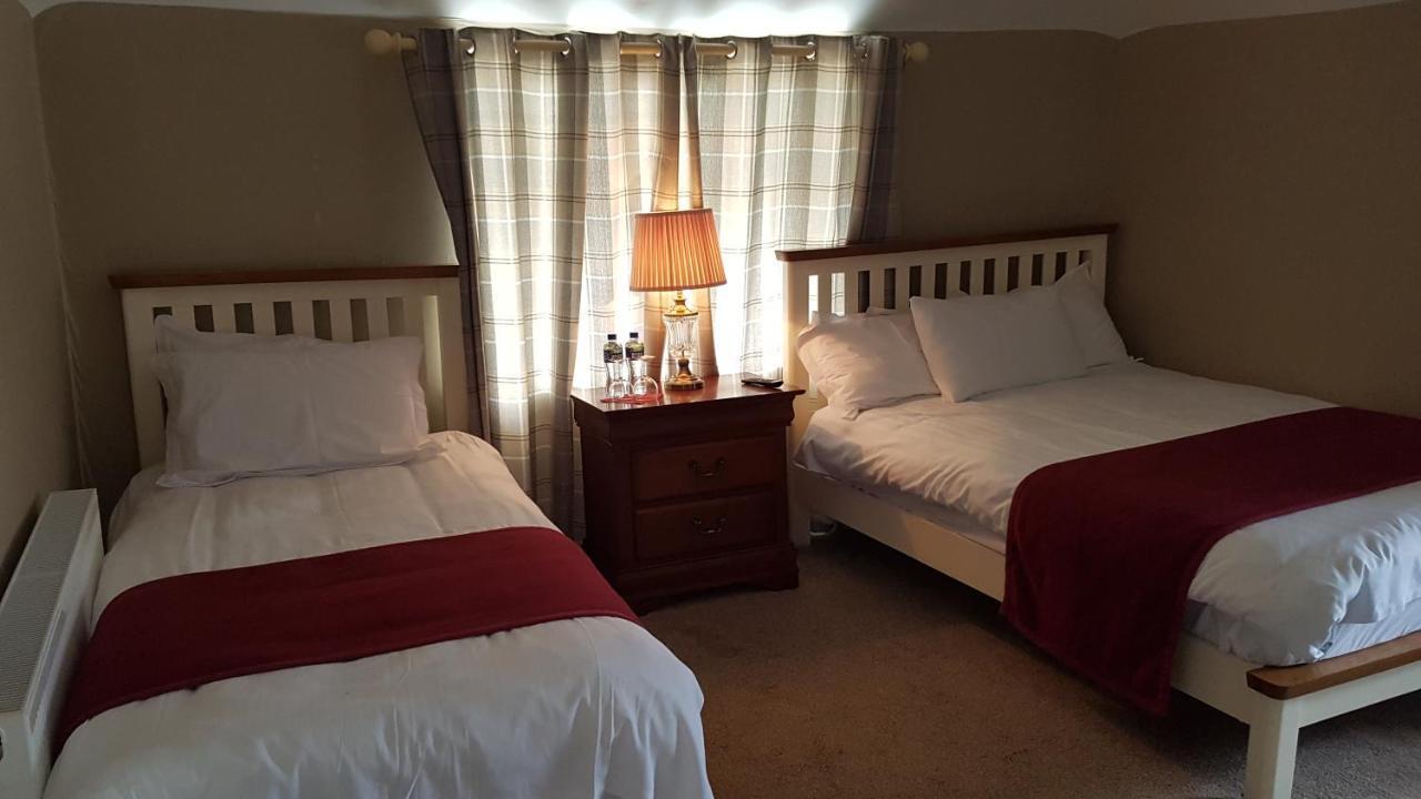 The Bounty Bar Guesthouse Трим Екстериор снимка