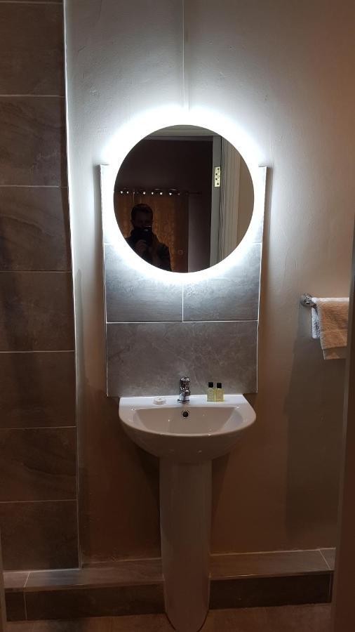 The Bounty Bar Guesthouse Трим Екстериор снимка