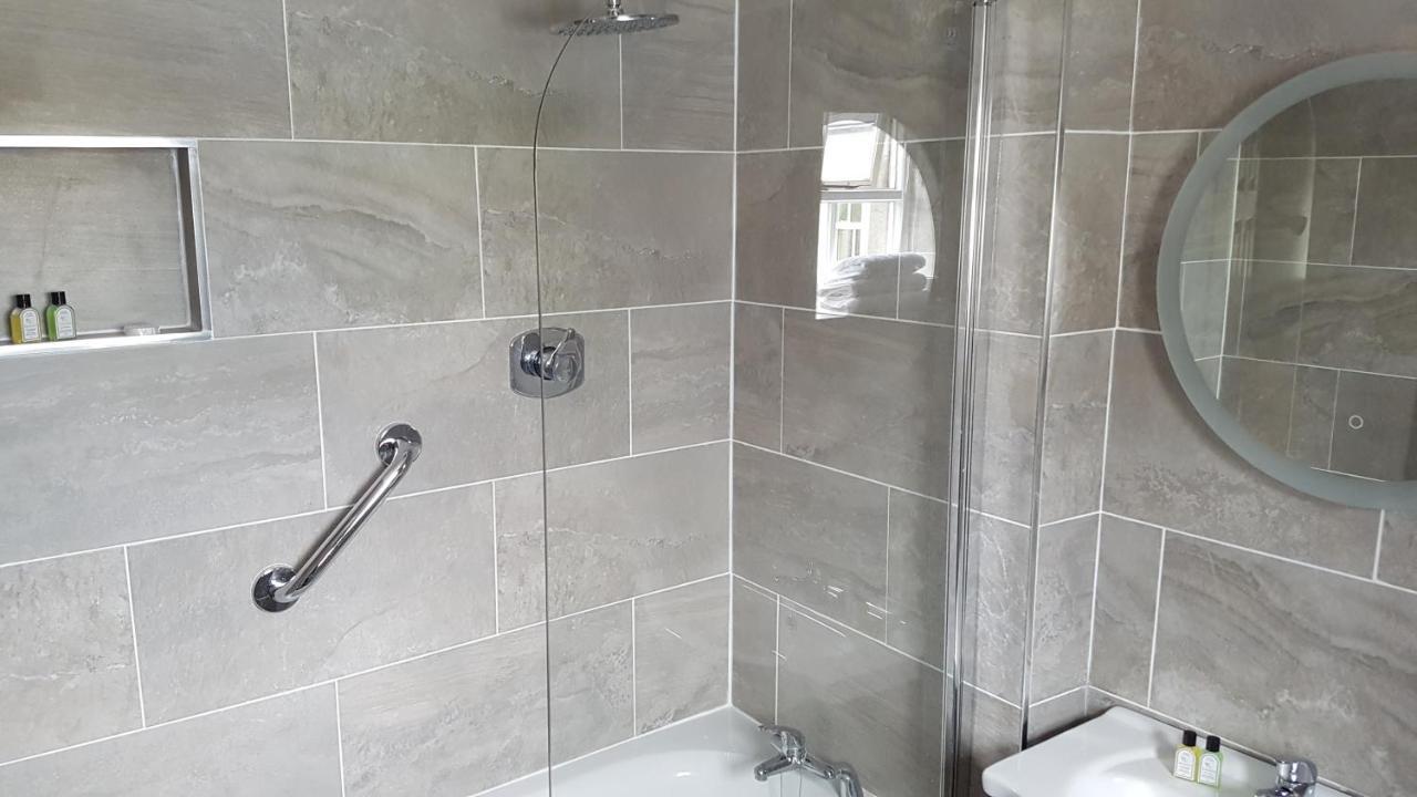 The Bounty Bar Guesthouse Трим Екстериор снимка